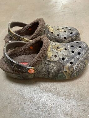 Crocs Clog Shoes with Brown Faux-Fur Lining - Camouflage Print